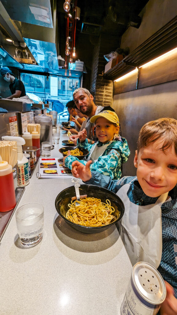 japońska kuchnia, co warto zjeść w Japonii, ramen, sushi, okonomiyaki, japońskie potrawy