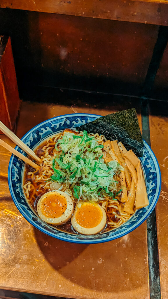 japońska kuchnia, co warto zjeść w Japonii, ramen, sushi, okonomiyaki, japońskie potrawy