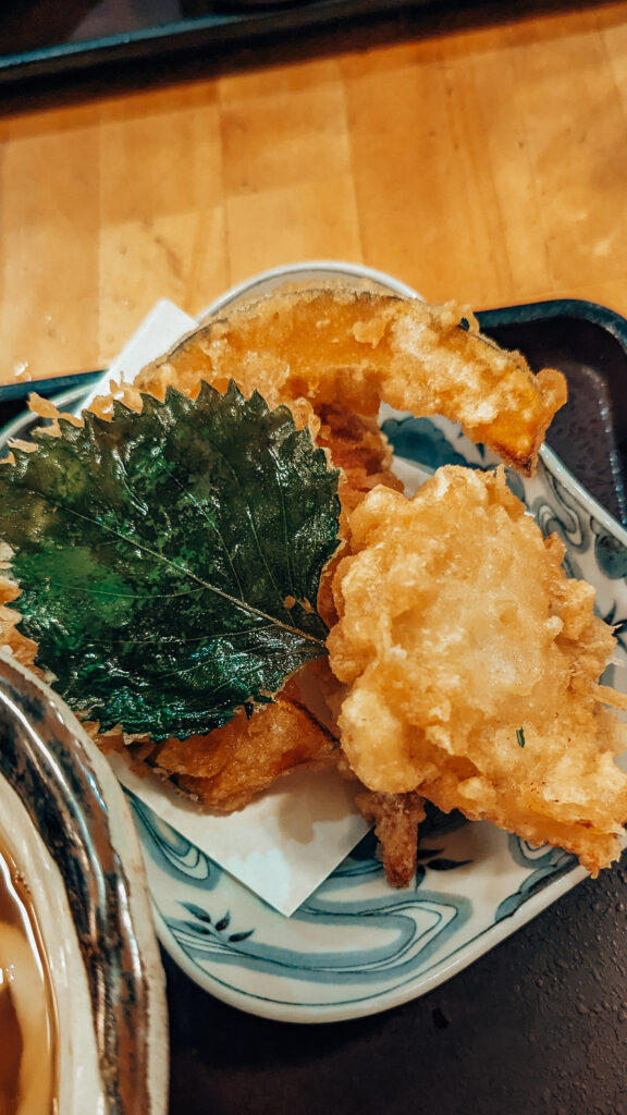 japońska kuchnia, co warto zjeść w Japonii, ramen, sushi, okonomiyaki, japońskie potrawy