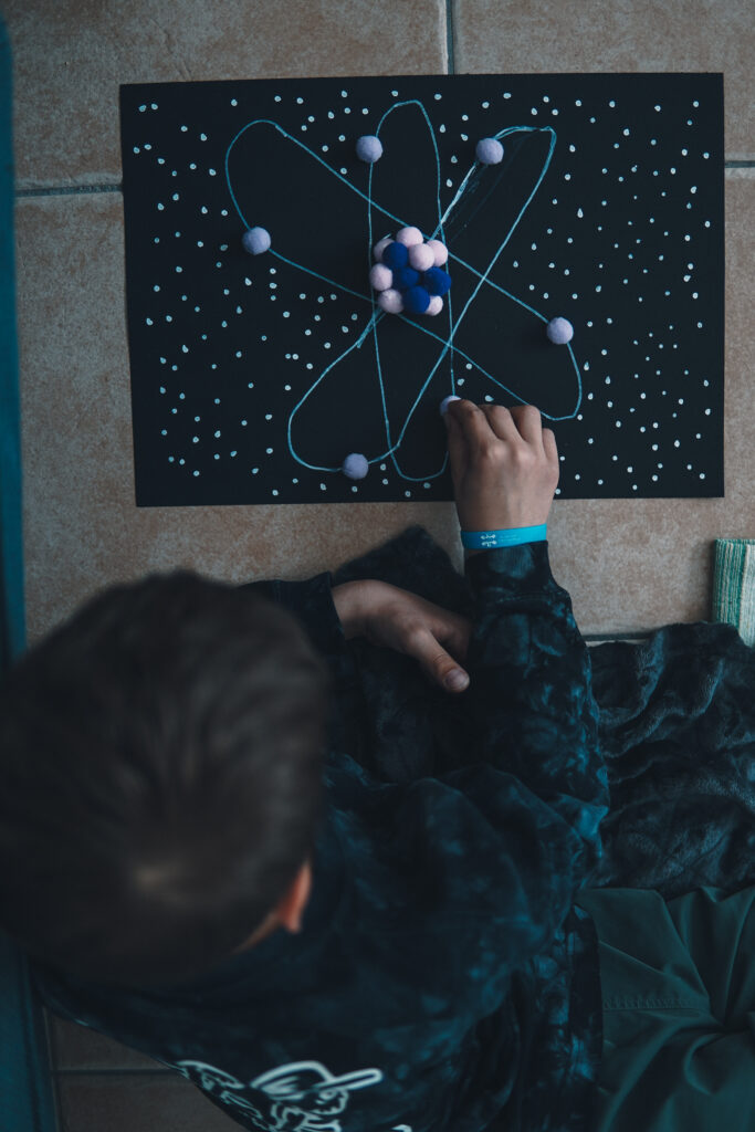 wszechświat, edukacja domowa, kosmos, atom, lekcja o kosmosie, montesorri