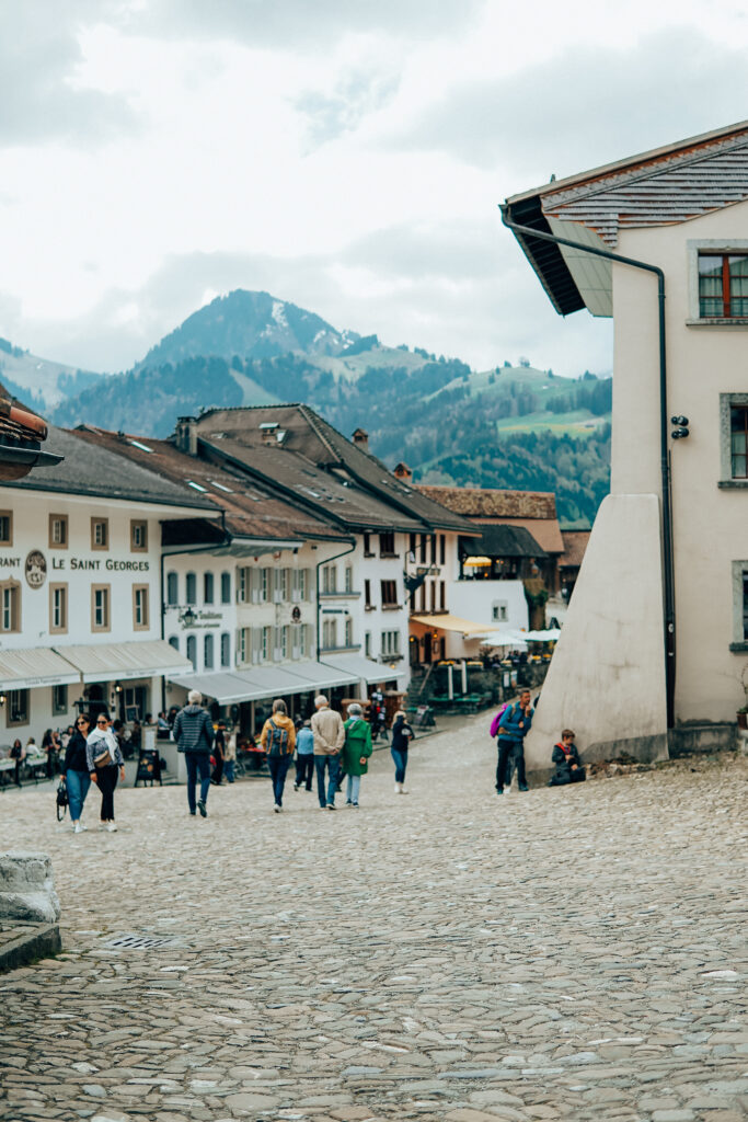 Gruyères w Szwajcarii, atrakcje w Gruyères, co robić w Gruyères , co zjeść w Gruyères , zamek w Gruyères , ser w Gruyères , muzeum w Gruyères , jak dojechać do Gruyères, HR Giger