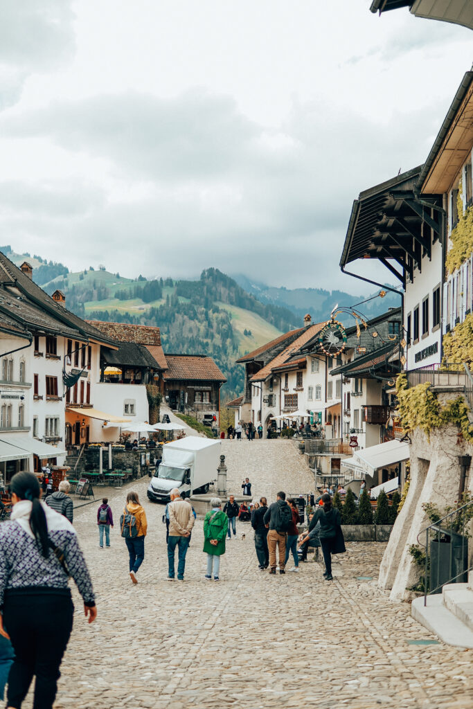 Gruyères w Szwajcarii, atrakcje w Gruyères, co robić w Gruyères , co zjeść w Gruyères , zamek w Gruyères , ser w Gruyères , muzeum w Gruyères , jak dojechać do Gruyères, HR Giger