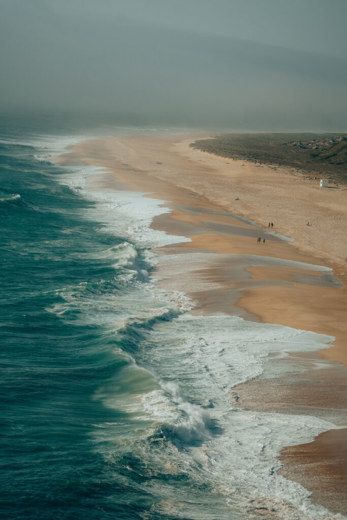 Nazaré, co robić w Nazaré, praia da Nazaré, gigantyczne fale w Nazaré, big wave spot Nazaré, kiedy najlepiej jechać do Nazaré