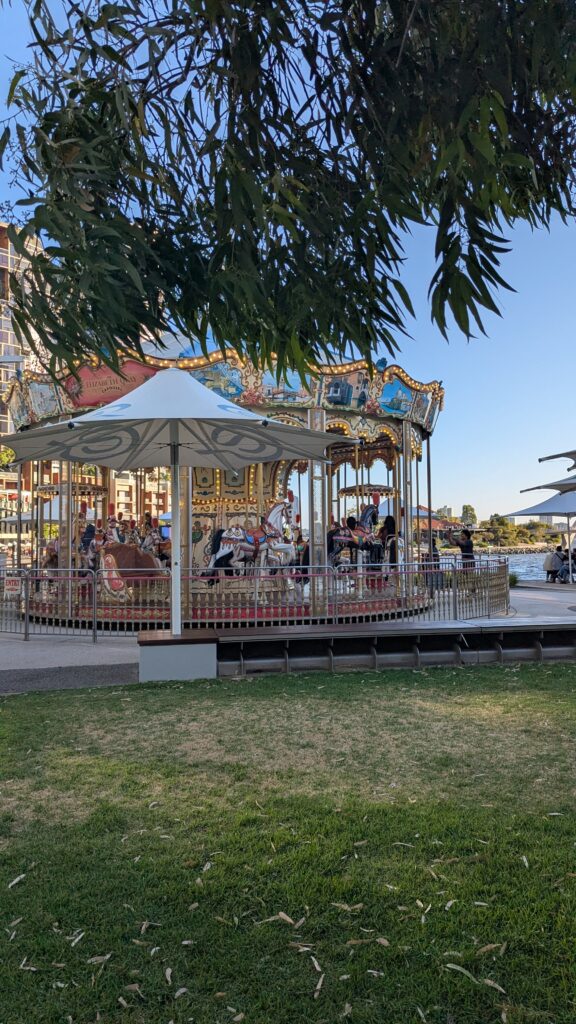 Elizabeth Quay, co robić w Elizabeth Quay, Perth, Australia, Australia Zachodnia, Swan River, Bell Tower